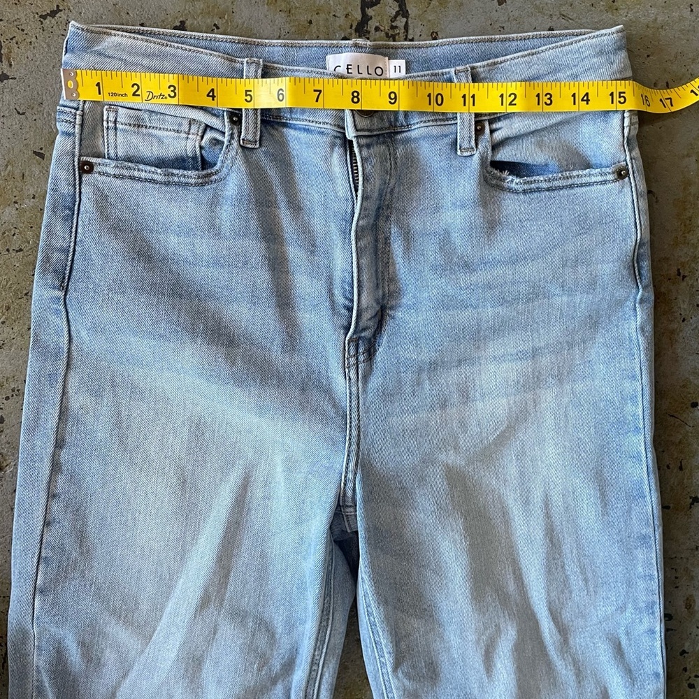 NWOT Cello Light Blue Distressed Women’s Mom Jeans Size 11 - Picture 3 of 7